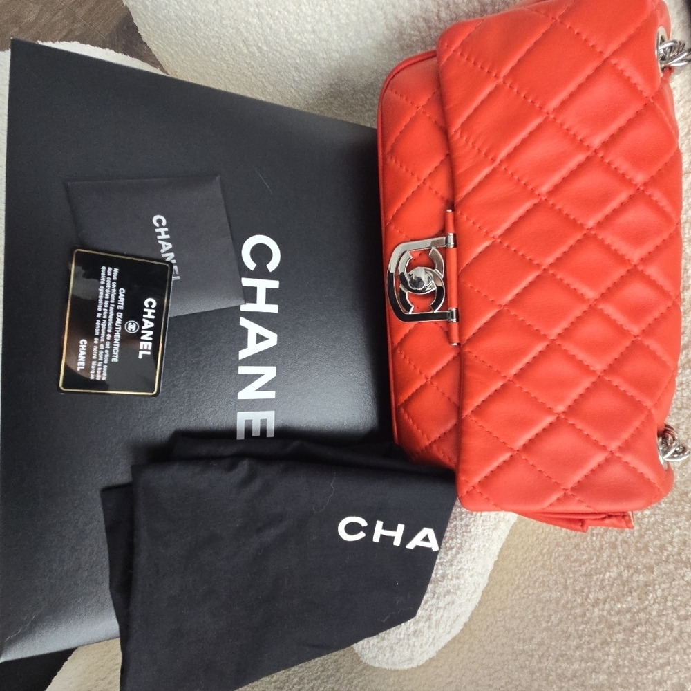 CHANEL Coral Quilted Lambskin Flap Shoulder Bag Medium - Picture 4 of 17